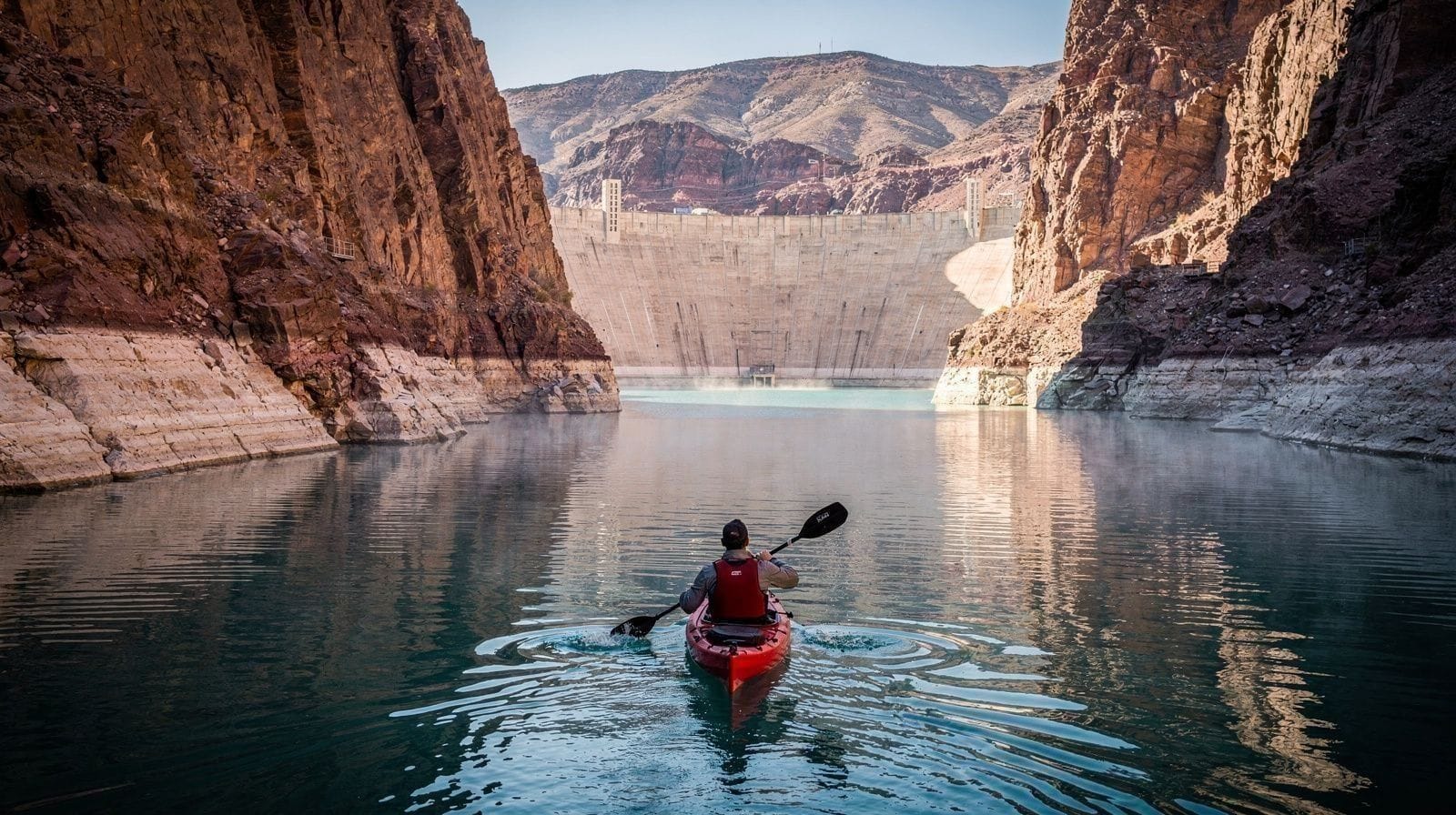 Kayak dans le Black Canyon, au pied du Hoover Dam