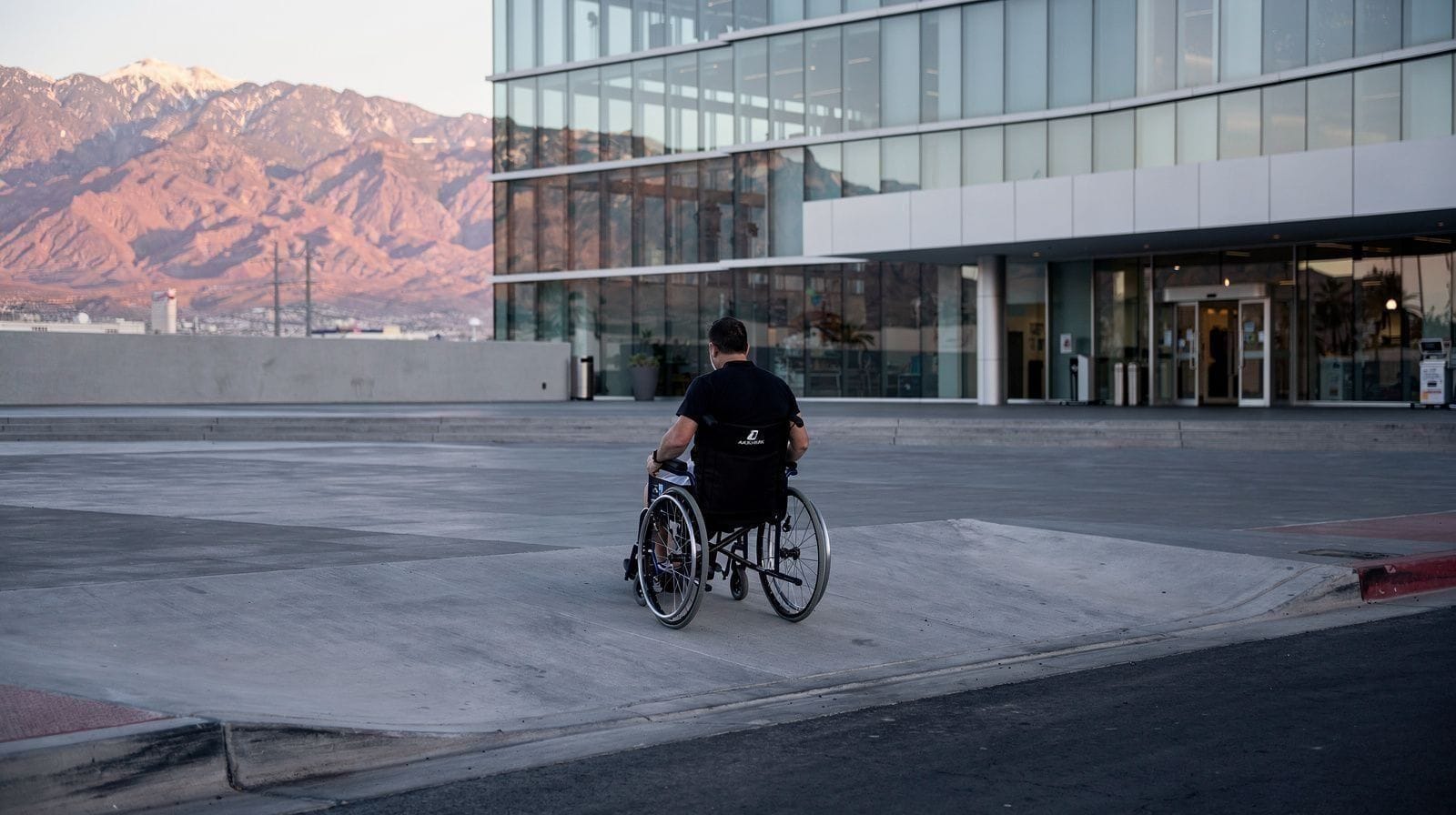 Accessibilité en fauteuil roulant sur le Strip de Las Vegas : le guide réaliste