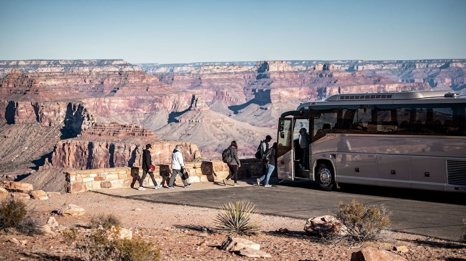Van en petit groupe ou grand bus : quel type d'excursion à la journée choisir ?